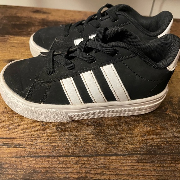 Adidas toddler shoe - Picture 2 of 5
